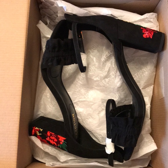 Reaction Kenneth Cole Block-Heel Sandals - Picture 5 of 6